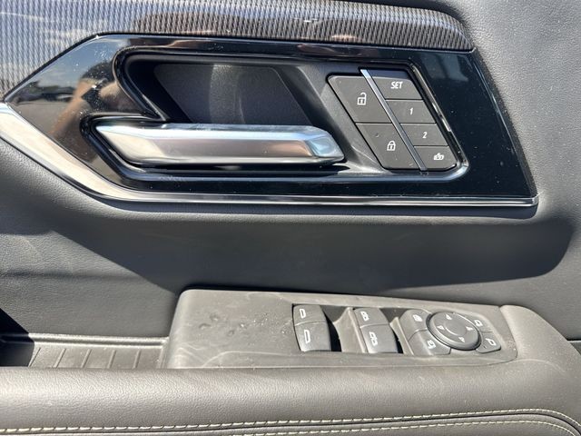 GMC Yukon XL Vehicle Full-screen Gallery Image 13