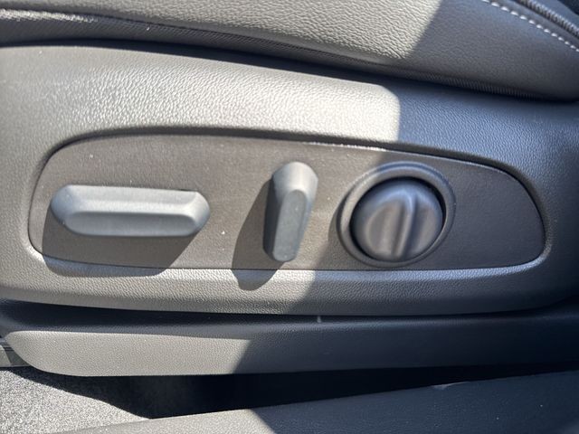 Buick Encore GX Vehicle Full-screen Gallery Image 12