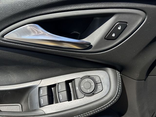 Buick Encore GX Vehicle Full-screen Gallery Image 13
