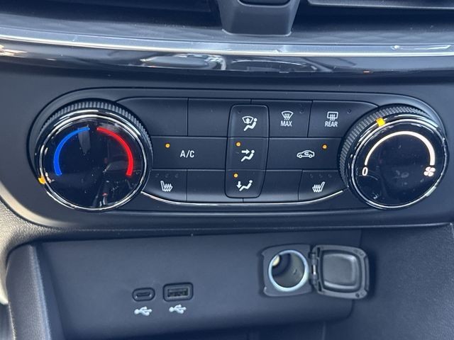 Buick Encore GX Vehicle Full-screen Gallery Image 18