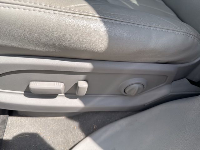 Buick Enclave Vehicle Full-screen Gallery Image 12