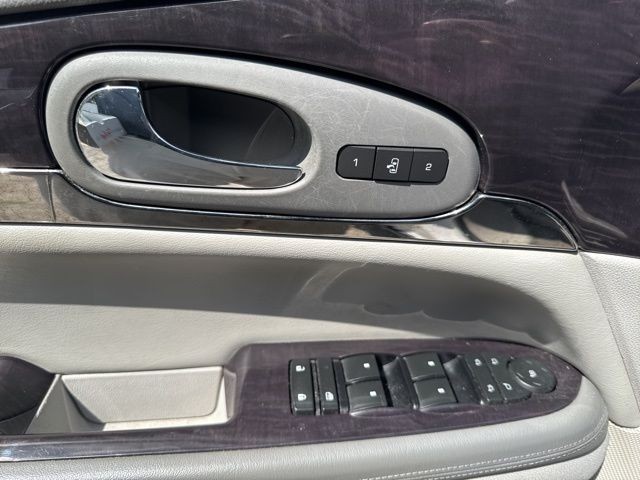 Buick Enclave Vehicle Full-screen Gallery Image 13