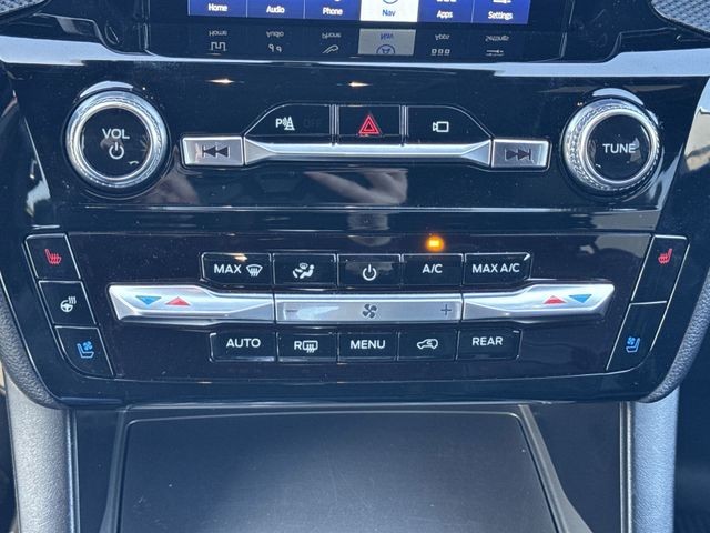 Ford Explorer Vehicle Full-screen Gallery Image 22