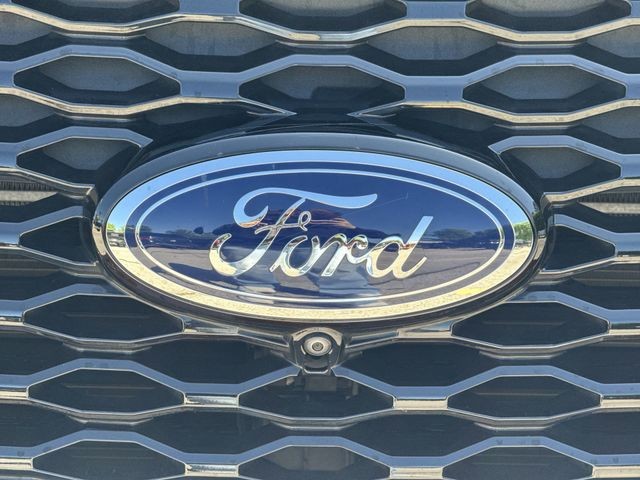 Ford Explorer Vehicle Full-screen Gallery Image 36