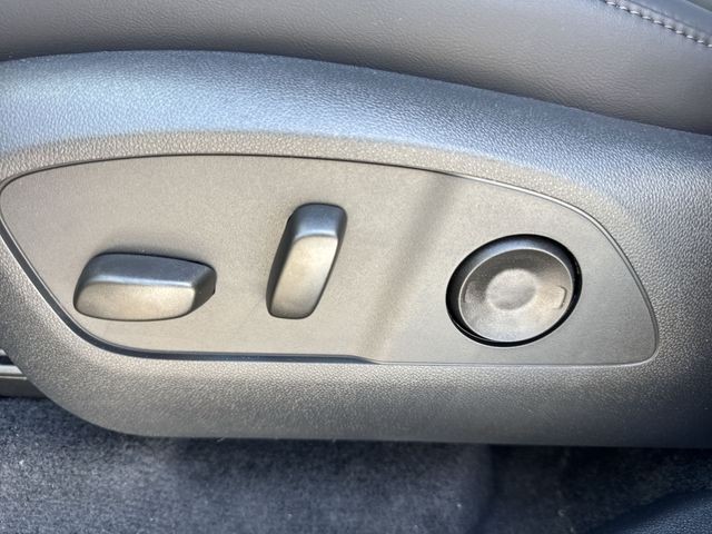 GMC Acadia Vehicle Full-screen Gallery Image 12