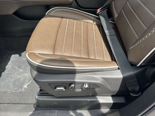 GMC Yukon XL Vehicle Full-screen Gallery Image 12