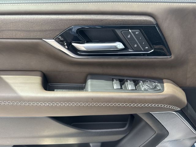 GMC Yukon XL Vehicle Full-screen Gallery Image 13