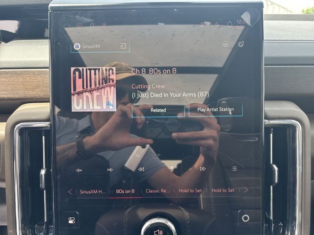 GMC Yukon XL Vehicle Full-screen Gallery Image 16