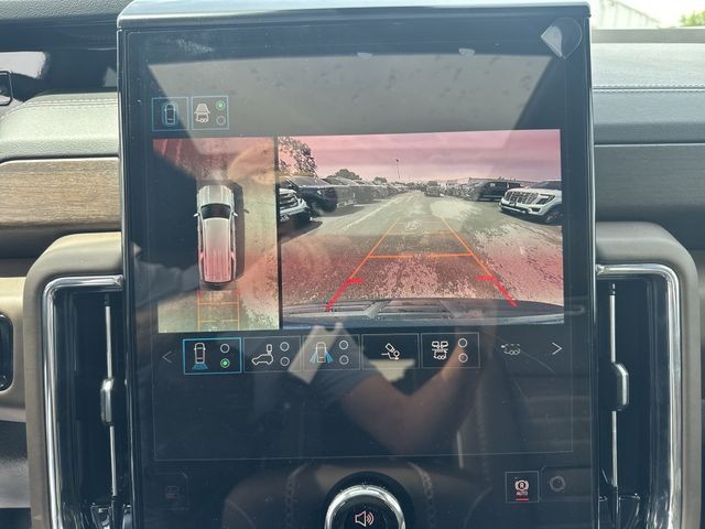 GMC Yukon XL Vehicle Full-screen Gallery Image 17