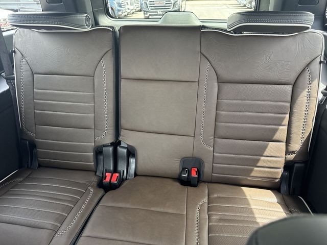 GMC Yukon XL Vehicle Full-screen Gallery Image 24