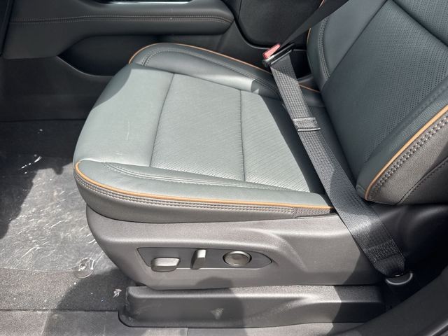 GMC Yukon XL Vehicle Full-screen Gallery Image 12