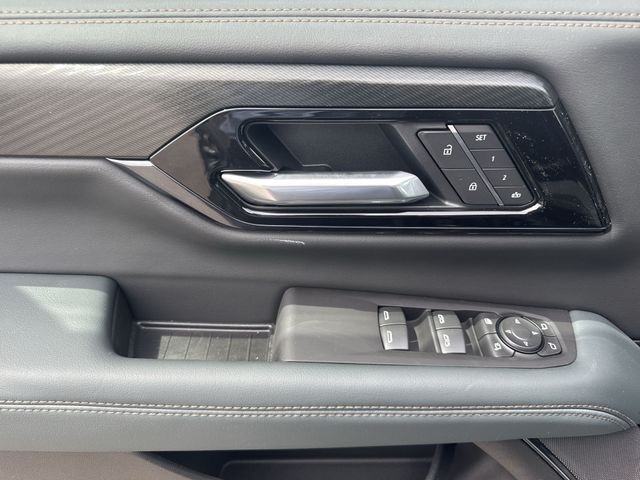 GMC Yukon XL Vehicle Full-screen Gallery Image 13