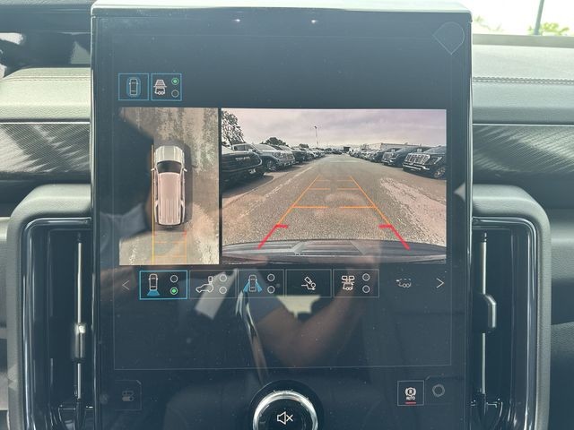 GMC Yukon XL Vehicle Full-screen Gallery Image 17