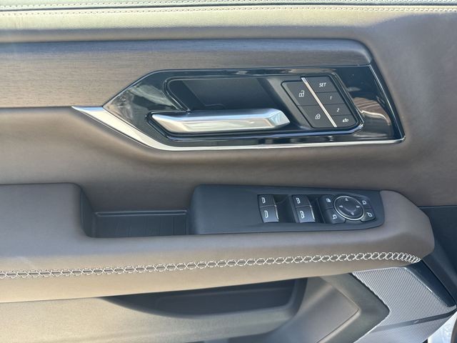 GMC Yukon XL Vehicle Full-screen Gallery Image 13