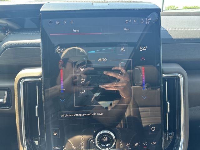 GMC Yukon XL Vehicle Full-screen Gallery Image 19