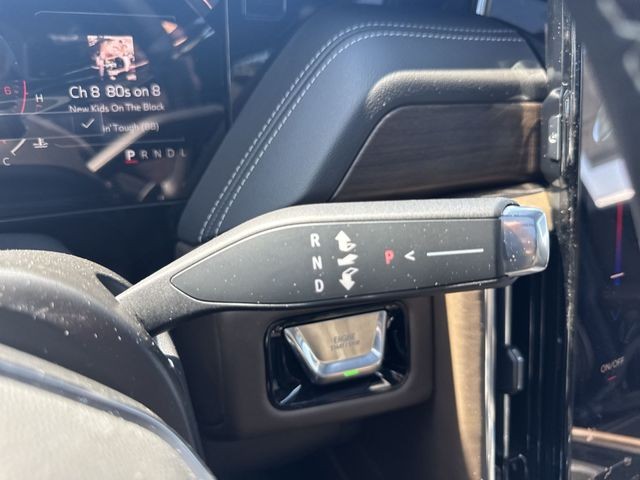 GMC Yukon XL Vehicle Full-screen Gallery Image 20