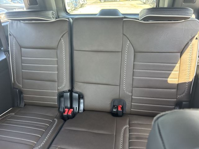 GMC Yukon XL Vehicle Full-screen Gallery Image 24