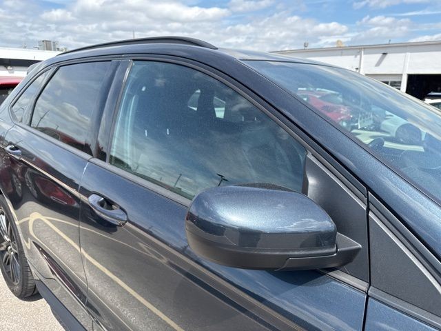 Ford Edge Vehicle Full-screen Gallery Image 10