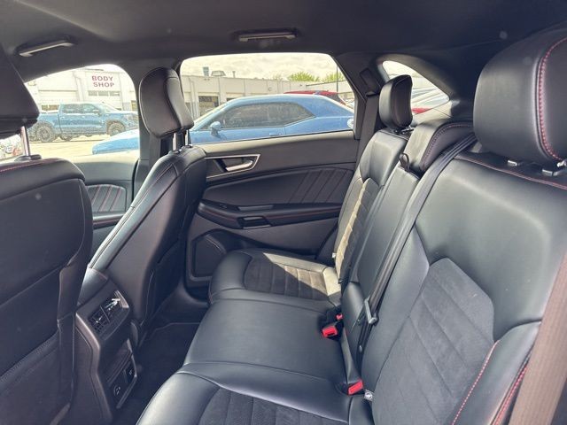 Ford Edge Vehicle Full-screen Gallery Image 13