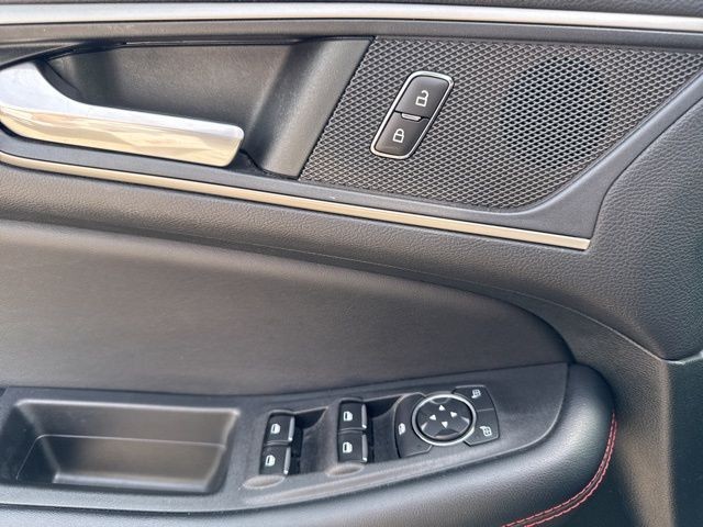 Ford Edge Vehicle Full-screen Gallery Image 20