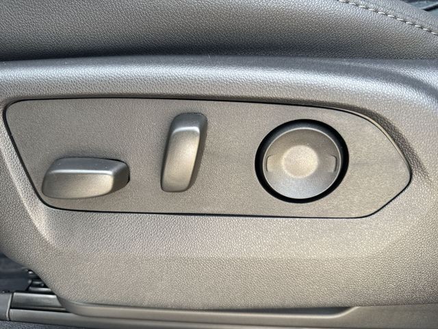 GMC Sierra 1500 Vehicle Full-screen Gallery Image 12