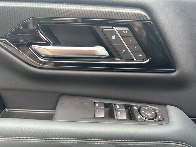 GMC Yukon Vehicle Full-screen Gallery Image 13
