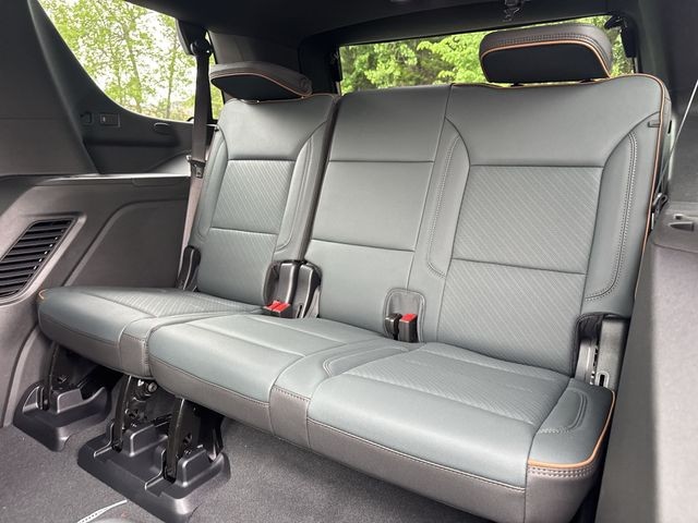 GMC Yukon Vehicle Full-screen Gallery Image 24