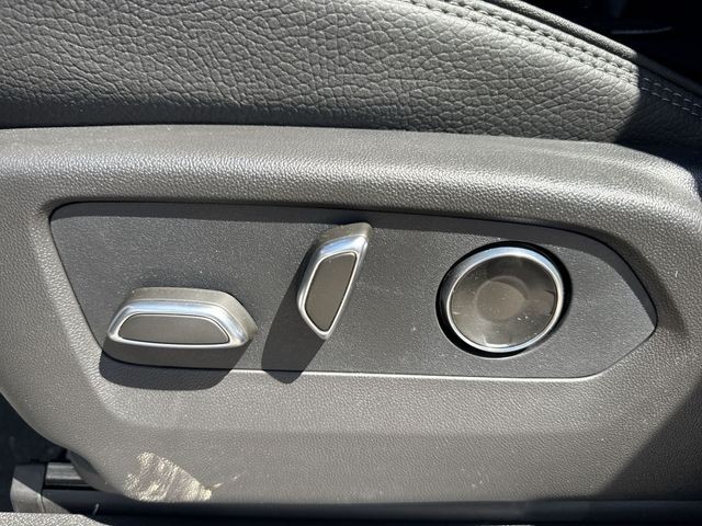 GMC Sierra 1500 Vehicle Full-screen Gallery Image 12