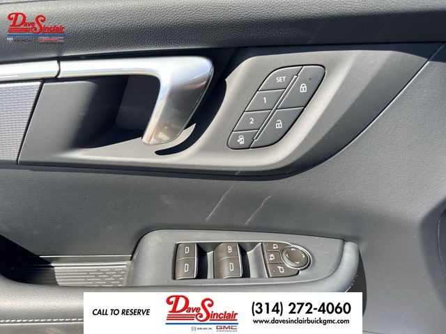 Buick Enclave Vehicle Full-screen Gallery Image 13