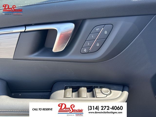 Buick Enclave Vehicle Full-screen Gallery Image 13