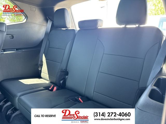 Buick Enclave Vehicle Full-screen Gallery Image 23
