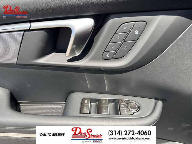 Buick Enclave Vehicle Full-screen Gallery Image 13
