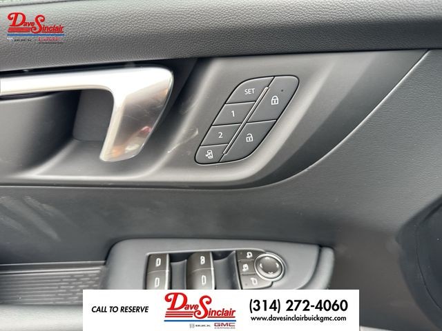 Buick Enclave Vehicle Full-screen Gallery Image 13