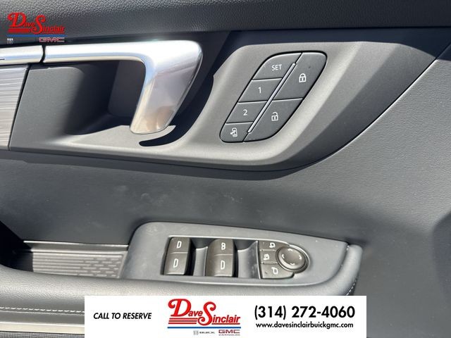 Buick Enclave Vehicle Full-screen Gallery Image 13