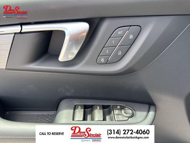 Buick Enclave Vehicle Full-screen Gallery Image 13