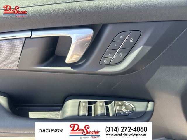 Buick Enclave Vehicle Full-screen Gallery Image 13