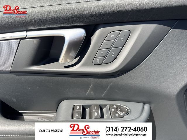Buick Enclave Vehicle Full-screen Gallery Image 13