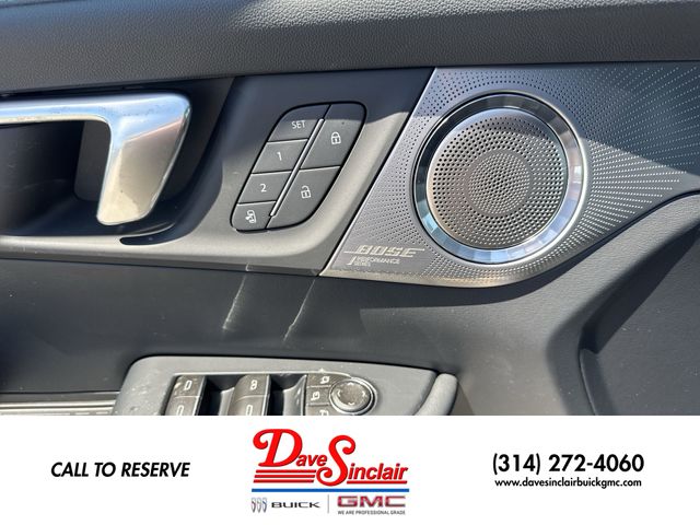 Buick Enclave Vehicle Full-screen Gallery Image 13