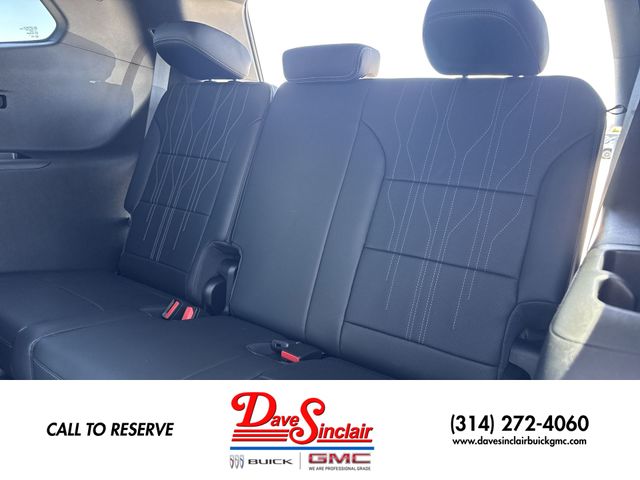 Buick Enclave Vehicle Full-screen Gallery Image 24