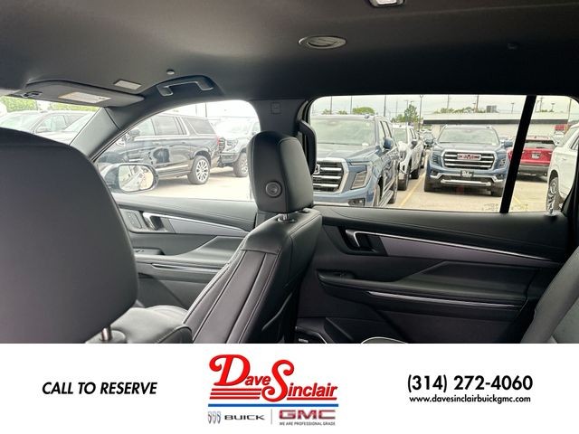 Buick Enclave Vehicle Full-screen Gallery Image 12