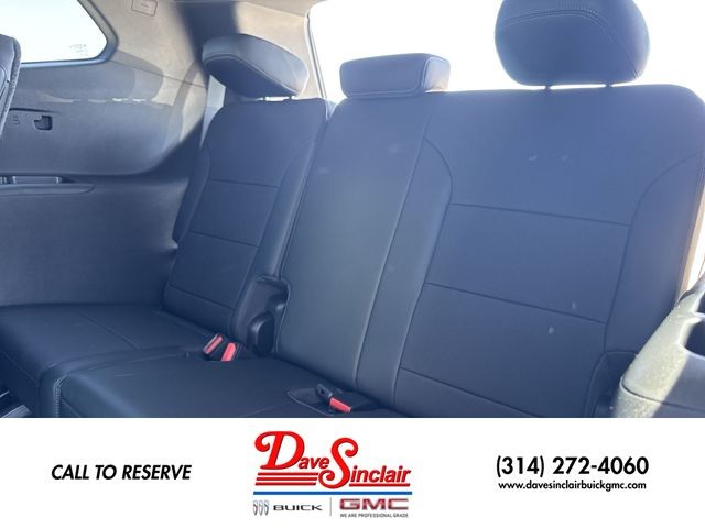 Buick Enclave Vehicle Full-screen Gallery Image 23