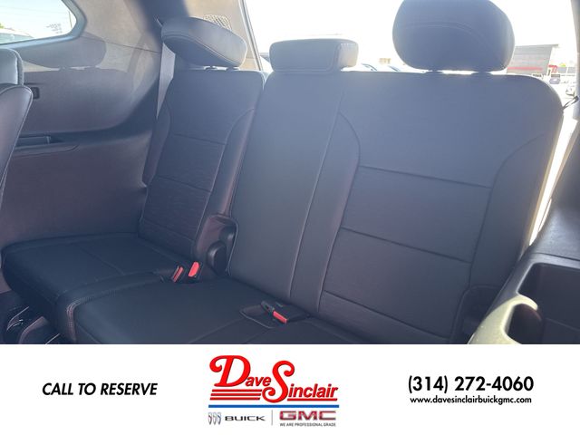 Buick Enclave Vehicle Full-screen Gallery Image 24
