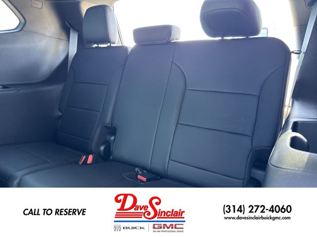 Buick Enclave Vehicle Full-screen Gallery Image 24