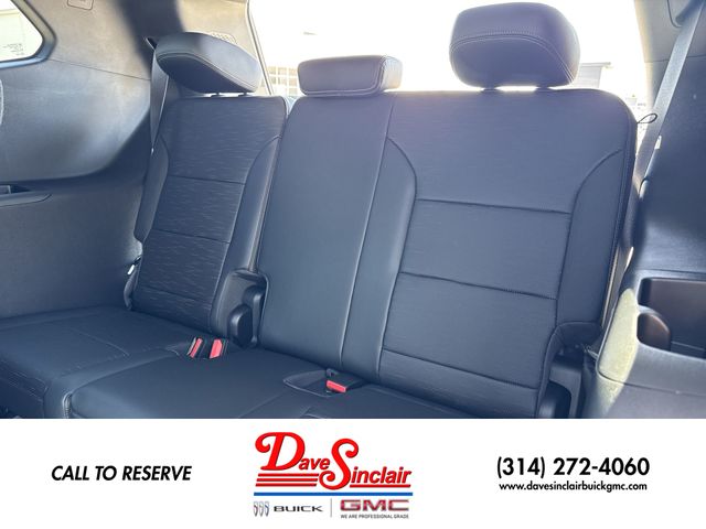 Buick Enclave Vehicle Full-screen Gallery Image 24