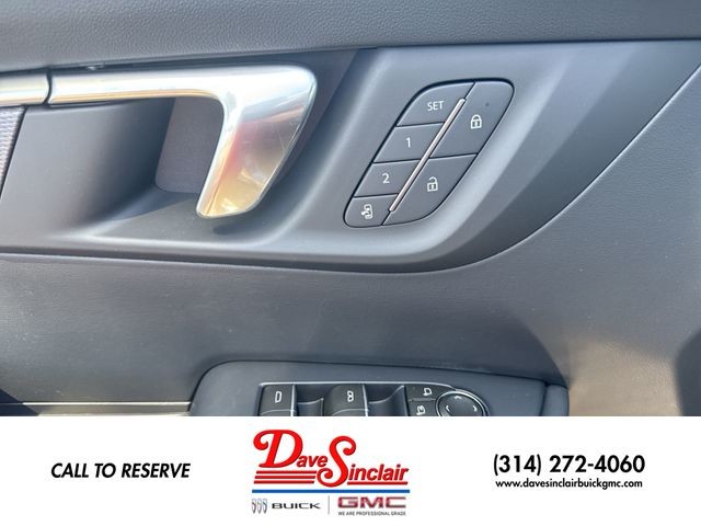 Buick Enclave Vehicle Full-screen Gallery Image 13