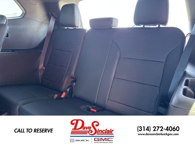 Buick Enclave Vehicle Full-screen Gallery Image 23
