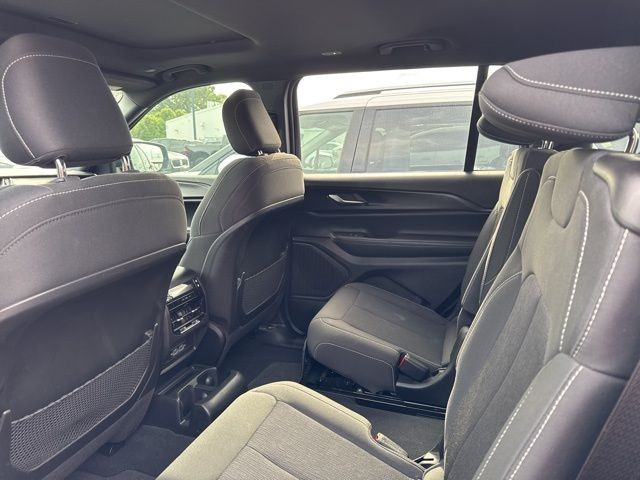 Jeep Grand Cherokee L Vehicle Full-screen Gallery Image 14