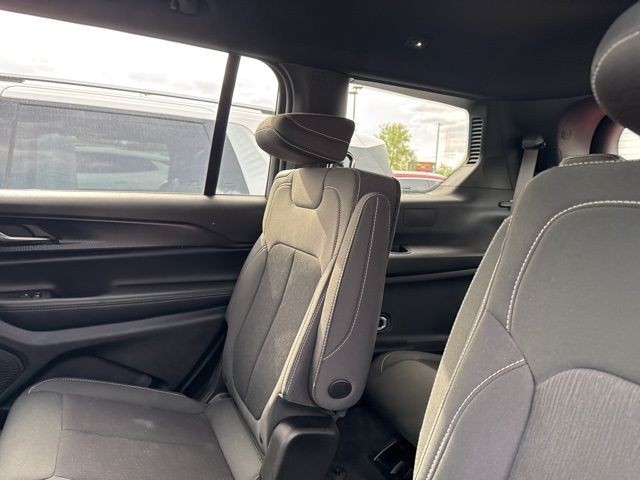 Jeep Grand Cherokee L Vehicle Full-screen Gallery Image 15
