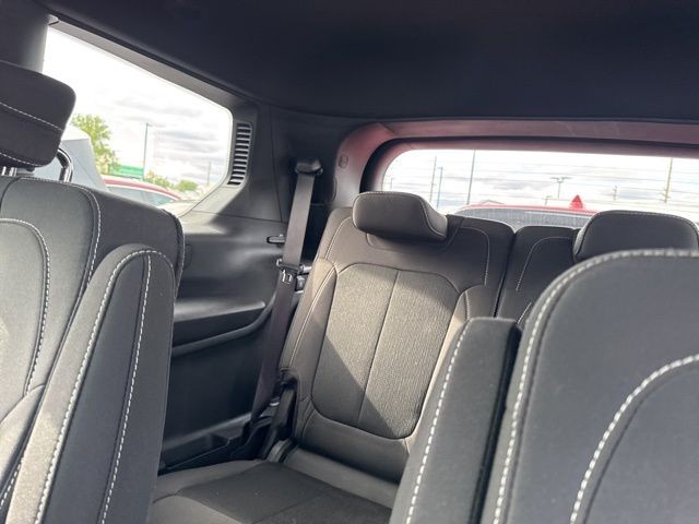 Jeep Grand Cherokee L Vehicle Full-screen Gallery Image 17