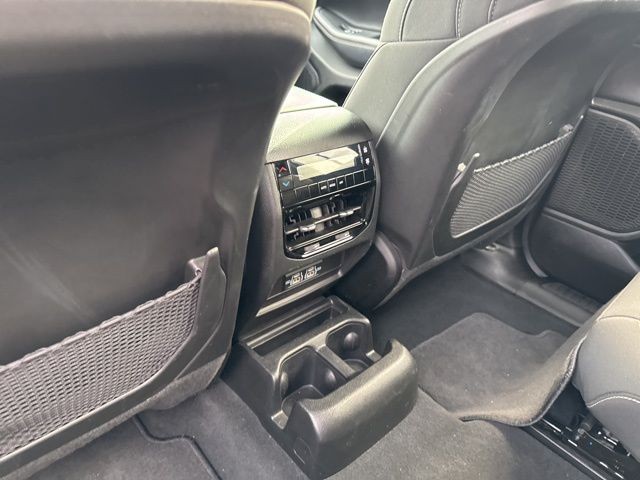 Jeep Grand Cherokee L Vehicle Full-screen Gallery Image 18